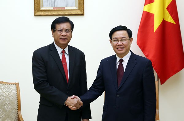 政府副總理王廷惠(右)接見老過國家經濟研究院長波鬆‧布帕萬。(圖源:誠鐘)