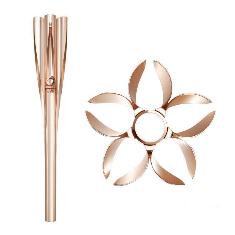 東京奧運會火炬從上往下看呈櫻花形狀，顏色為櫻花色和金色相結合的“櫻花金色”，能噴出25至30釐米高的火焰。（圖源：東京奧組委）