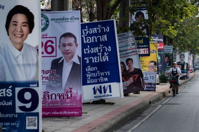 泰國大選最後直路,街上擺放了大量候選人的宣傳海報。(圖源:AFP)