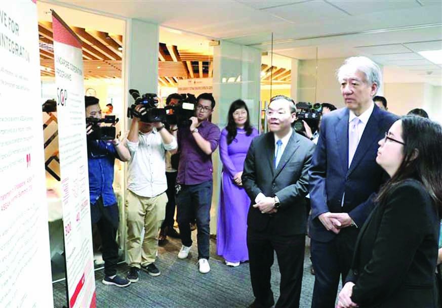 昨(23)日上午在河內，新加坡副總理張志賢偕夫人、以及我國科學與技術部長朱玉英，外交部與中央各部委、國際組織等代表見證了越-新合作中心的落成儀式。（圖源：越通社）