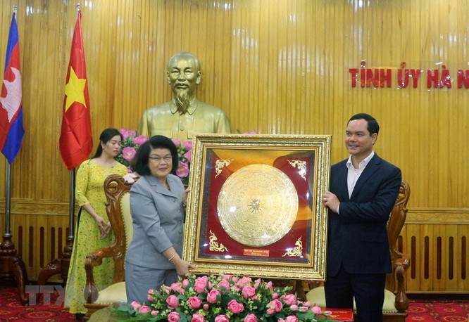 河南省省委書記阮廷康（右）向柬埔寨王國國會代表團贈送紀念品。（圖源：越通社）