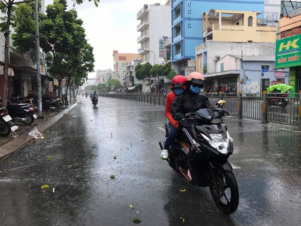 本市昨中午局部降雨。圖為在新富郡壘半碧街上遇到的一場陣雨。（圖源：光凱）