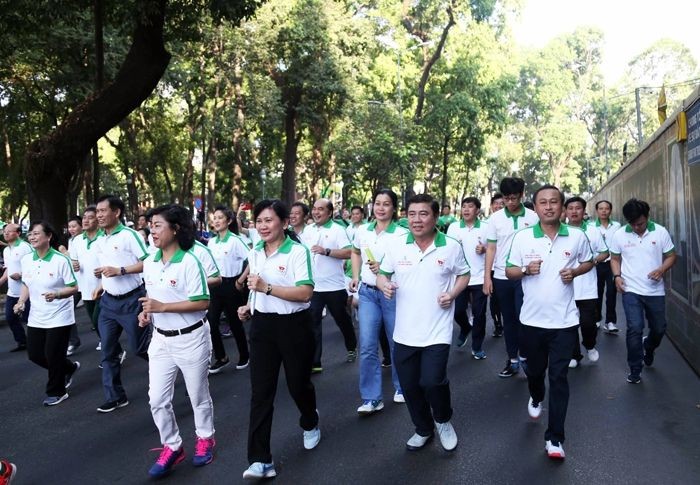 本市昨(24)日近2萬人參加“為全民健康的奧林匹克跑步盛會”。(圖源:江黎)