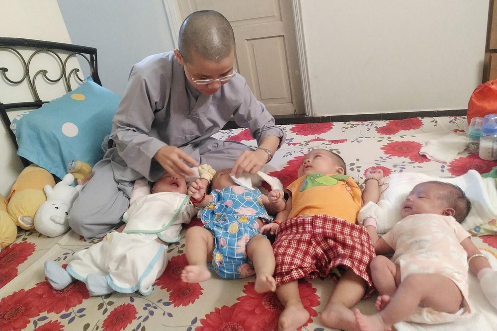 目前,祝慈師太正收養和照料25名單親媽媽及16個嬰兒。