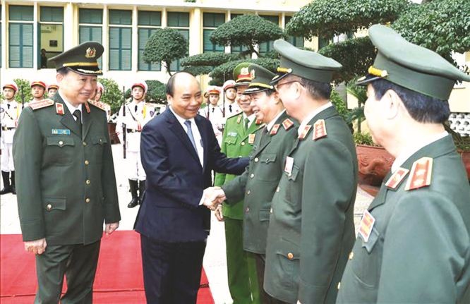 政府總理阮春福與公安幹部交談。(圖源:越通社)