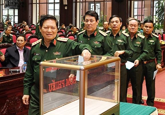 國防部長吳春歷大將(前左)同與會者投下信任票。(圖源:人民軍隊報)