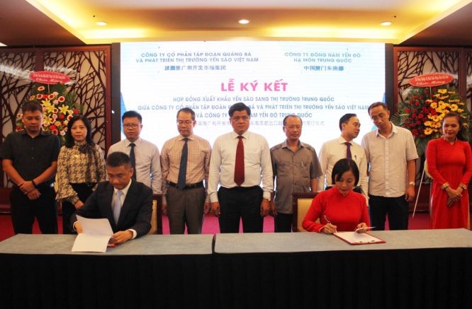 越南燕窩市場宣傳與發展公司與東南燕都公司簽署合同。