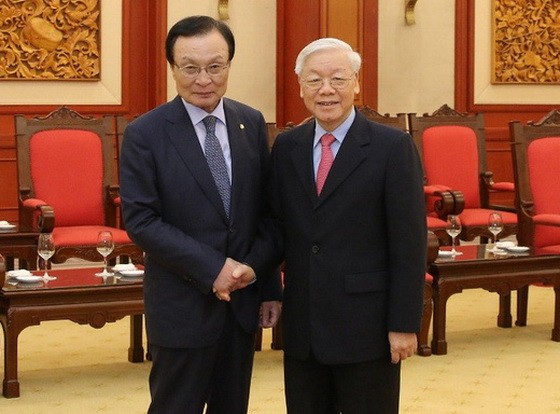 黨中央總書記、國家主席阮富仲（右）接見韓國共同民主黨黨首李海瓚。（圖源：VOV）