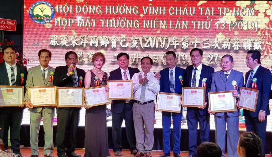 朱洋市人委會頒發獎狀表彰各位有諸多貢獻的朱洋同鄉 會理事。