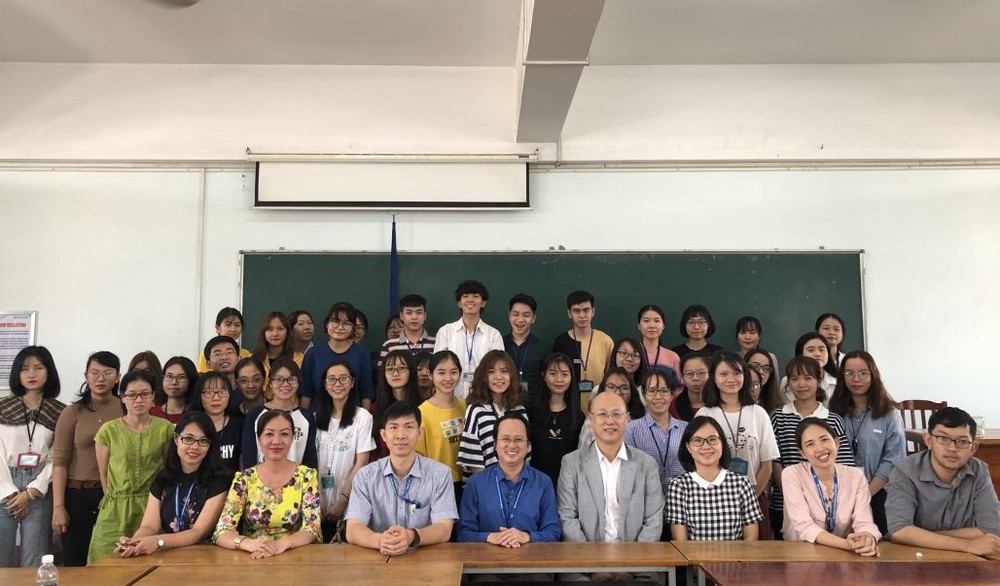 東方學系師生與李無未教授合影。