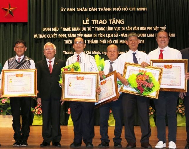 多位華人藝人在領取“優秀藝人”稱號的儀式上。