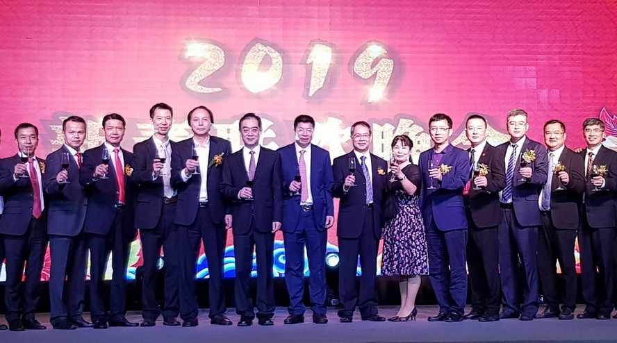 吳駿總領事(左六)與越南中國商會胡志明市分會理監事上台敬酒。