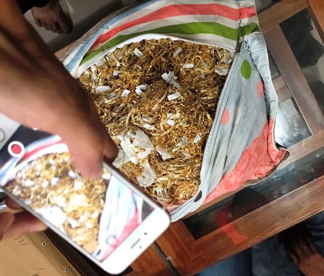 刑事警察科已把49億7500萬元和225兩黃金交還K.H.P金舖主人。（圖源：公安機關提供）