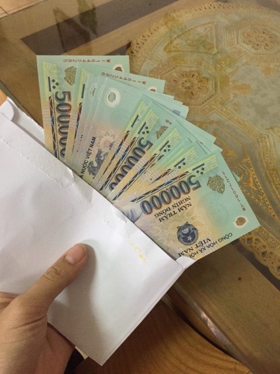 裝有1000萬元現金的信封。（圖源：小韓）