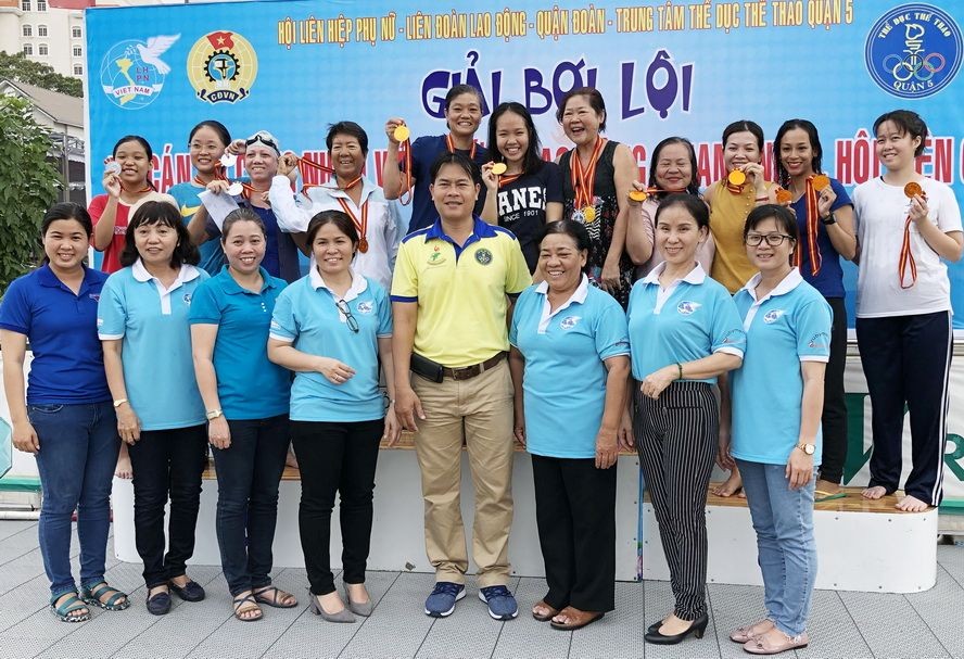 組委會與獲獎者合影。