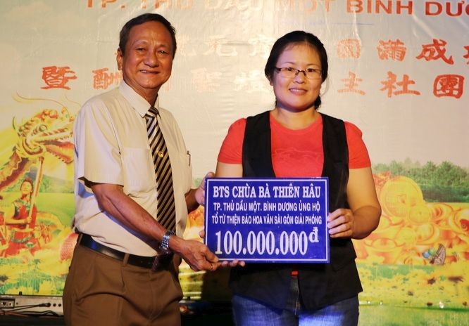 該宮理事長王永勝（左）向本報代表轉交善款。