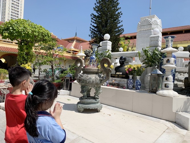 作者的兩個孩子在平西街市內向郭琰遺像鞠躬。