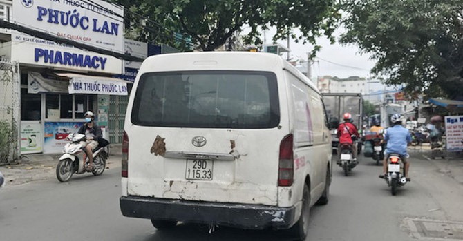 載滿乘客在新平郡黎光定街流通的殘舊客車。