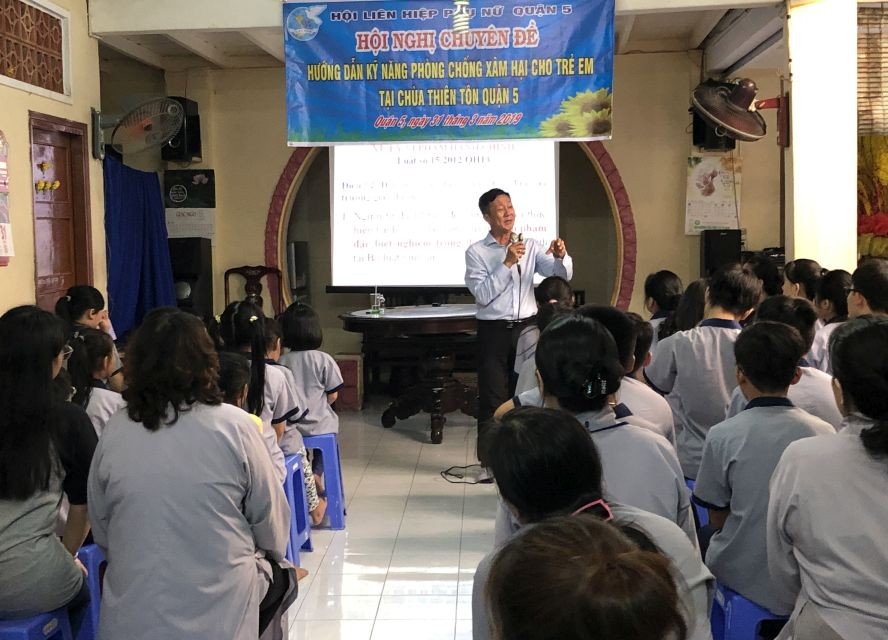 眾多華人善信的子弟前往參加“引導少兒防止性侵技能”專題座談會。