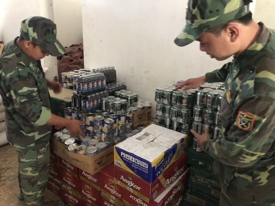 被查獲扣留的大量私貨。（圖源：戰區）