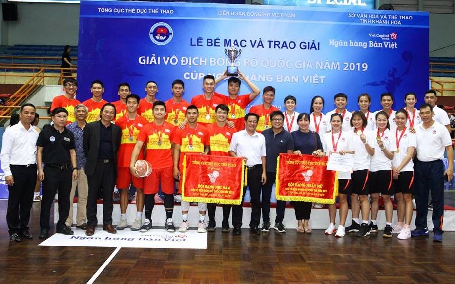 奪得女子組冠軍及男子組亞軍的本市男、女 子隊成員。