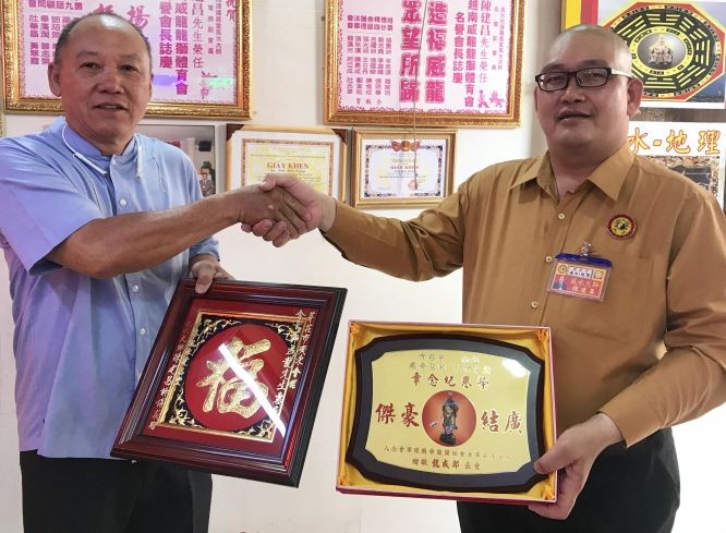 陳建昌(右)與鄭成龍交換禮物。