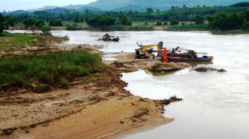 公安部副部長阮文山中將：難以懲處非法採沙賊。（示意圖源：田北）