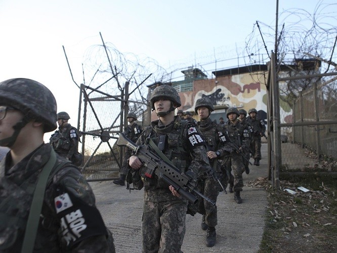 資料圖：2018年11月，韓國軍人撤離非軍事區試點拆除的警備哨所。（圖源：互聯網）