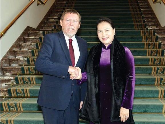 國會主席阮氏金銀（右）會見比利時眾議院議長布拉克。（圖源：越通社）