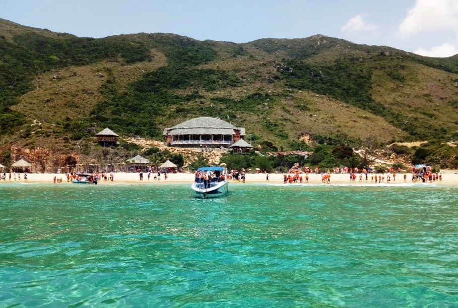 芳梅半島的奇戈灘碧水白沙，美麗動人。