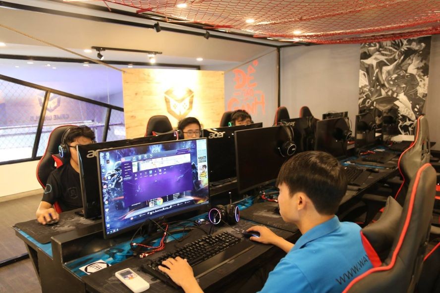 許多青少年在網吧玩遊戲。