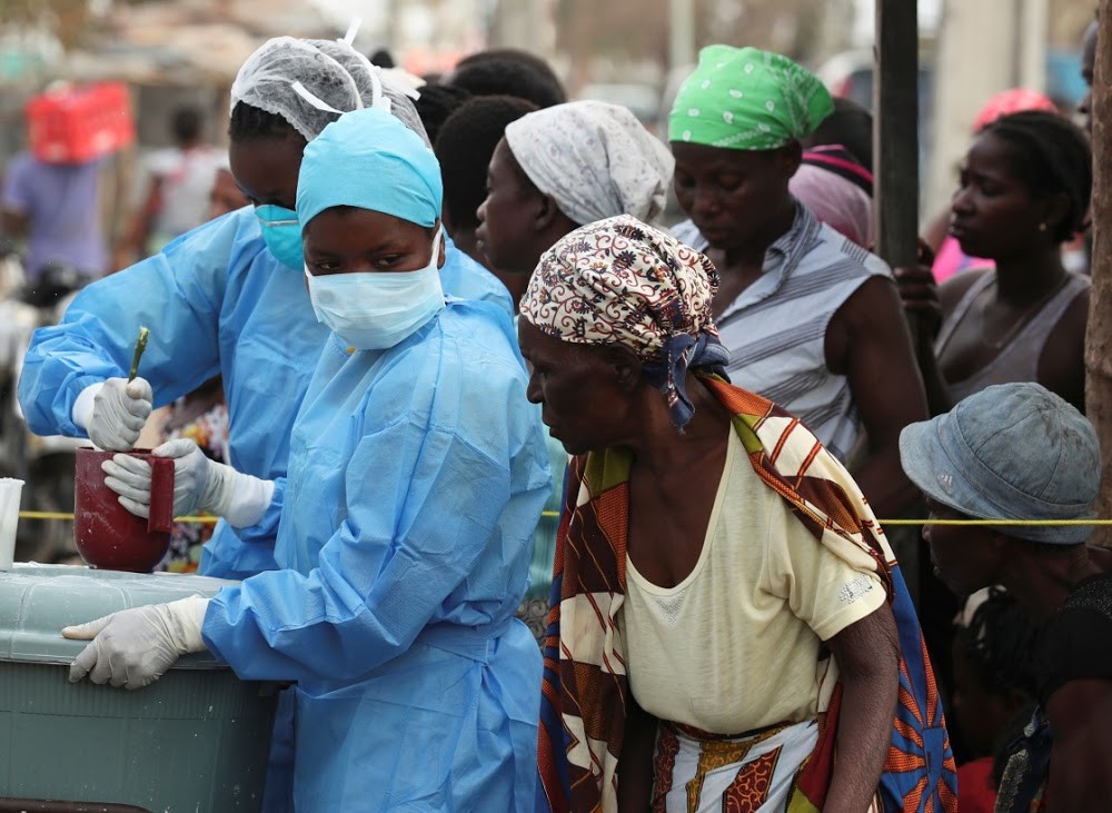 2019年3月27日，在莫桑比克貝拉一所處理水傳播疾病的保健中心，醫務人員在調和一種氯溶液。（圖源：路透社）