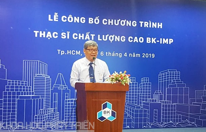 市百科大學副校長陳天福在“優質國際百科碩士培訓課程”公佈儀式上發言。（圖源：嬌英）