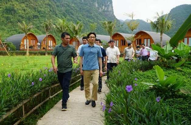 政府副總理武德膽（前右）親往視察廣平省佈澤縣福澤鄉開發的農莊農家樂（Farmstay）旅遊模式。（圖源：妙香）