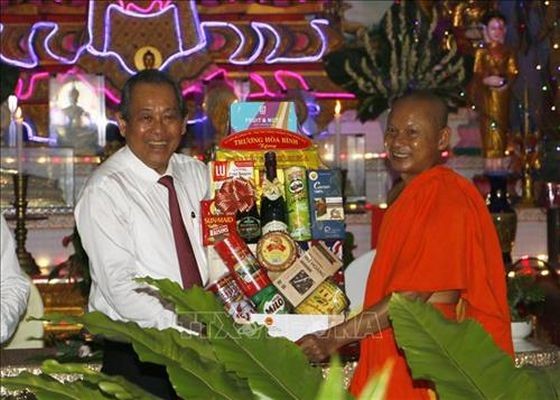 政府常務副總理張和平（左）向永隆省愛國僧人團結協會代表贈送禮物。（圖源：越通社）