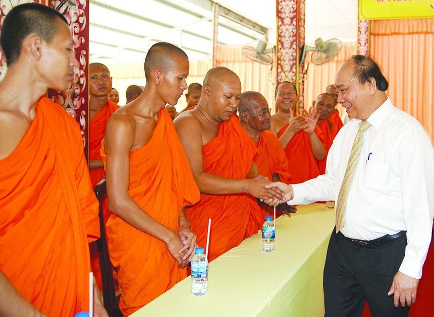 政府總理阮春福向高棉族南宗佛教學院學員賀年。（圖源：VGP）