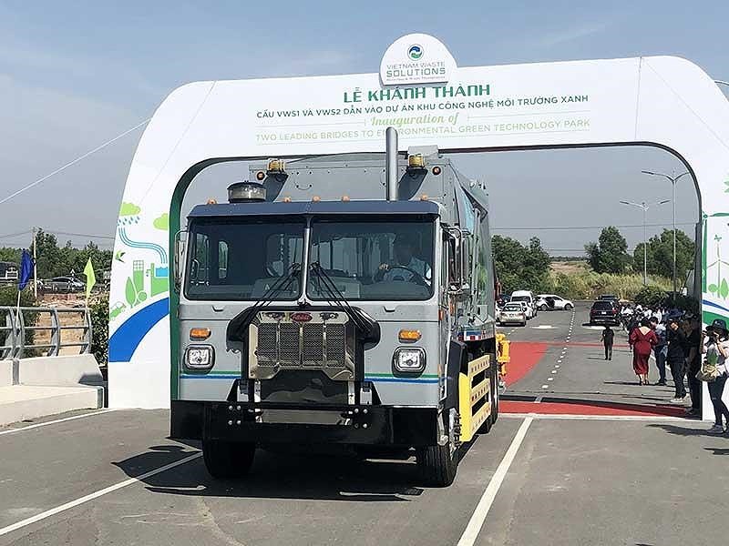 由VWS贈送隆安省的新式垃圾收集車（價值約 100億元）在新橋上行駛。