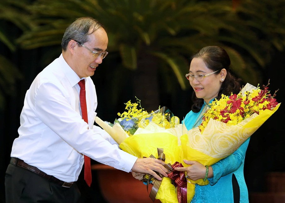 市委書記阮善仁送花祝賀阮氏麗同志。（圖源：玉陽）