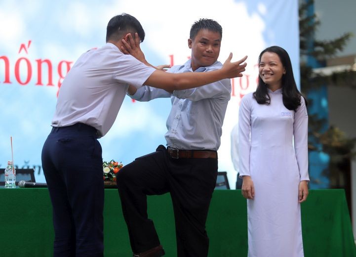 專家指導學生自我保護技能。（圖源：維英）