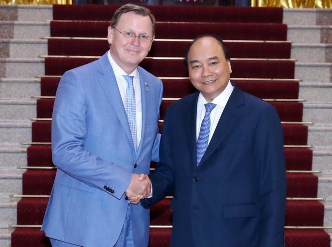 政府總理阮春福（右）接見德國圖林根州長拉梅勞。（圖源：越通社）