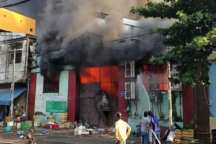 平新郡農產品倉庫火警現場。（圖源：越快訊）