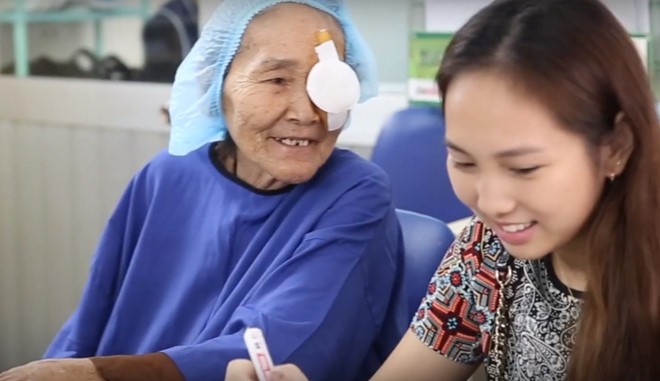 “See Again”志願者正照顧一位受惠長者。