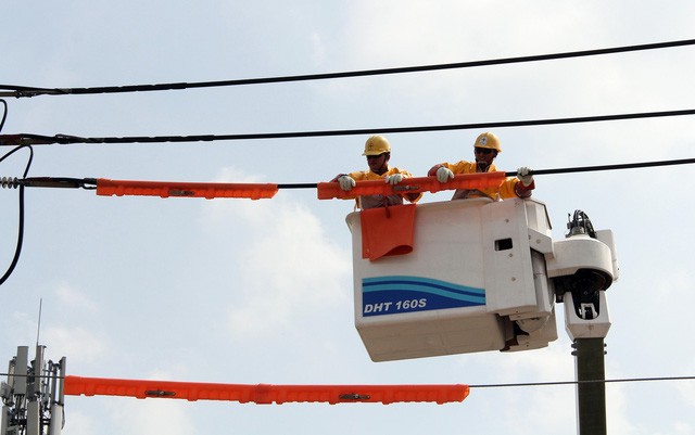 以Live-line（無須停電）模式保修電網 和智能電網有助減少本 市停電時間。