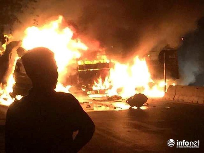 車禍現場，編號37C-089.78卡車突然著火燃燒起來。（圖源：Infonet）