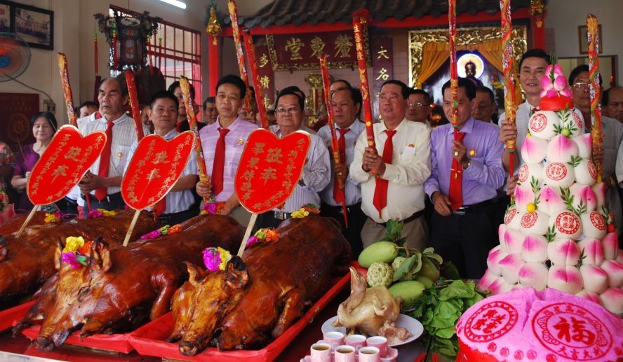 大家齊集在宗祠禮堂一同上香祭祖。