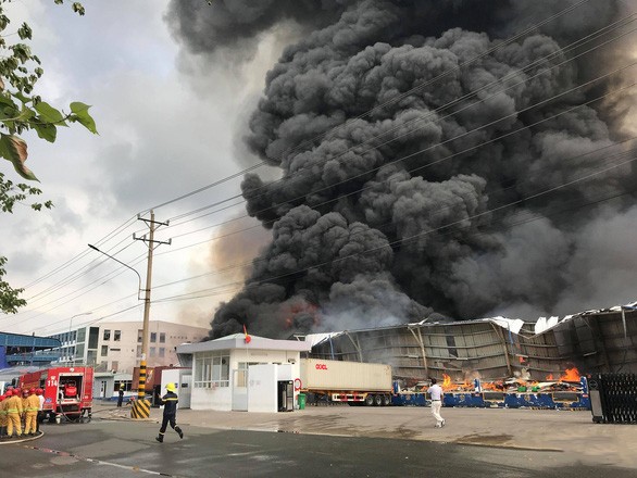 火警現場濃煙滾滾直衝天際。（圖源：春團）