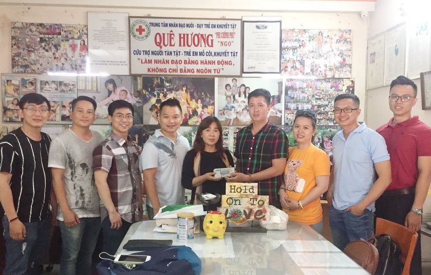 本市華人青年企業家向該中心代表捐款。