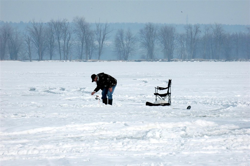 科學家指出，核電廠事故和核武試爆外洩的輻射落塵沈積在全球各地冰河中，隨著氣候暖化，這些放射性物質恐污染環境。（圖源：CNA）