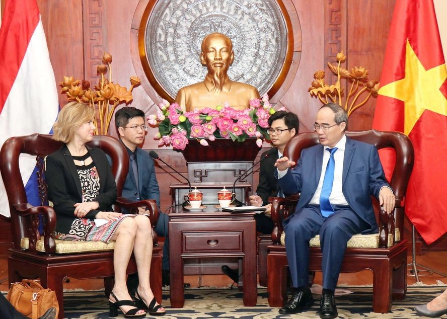 市委書記阮善仁（右）接見荷蘭基礎設施與水資源管理部長舒爾茨‧范哈根女士。（圖源：越通社）