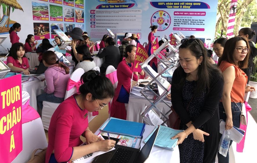 許多遊客在旅遊展上訂購旅程。